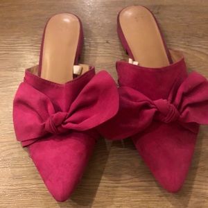 Adorable slides with a bow size 10